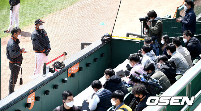 한화 한용덕 감독이 취재진과 거리를 두고 인터뷰하고 있다. / dreamer@osen.co.kr