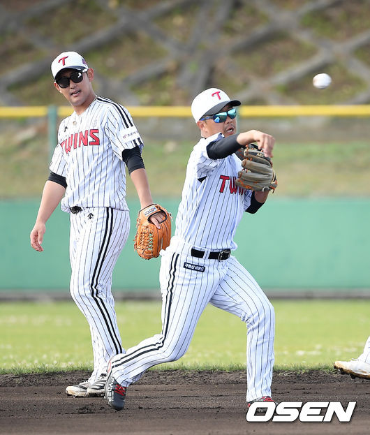 정근우(오른쪽)와 정주현이 훈련을 하고 있다. /youngrae@osen.co.kr