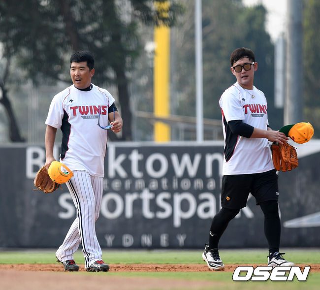 LG 정근우(왼쪽)와 정주현이 수비 훈련을 하고 있다. /sunday@osen.co.kr