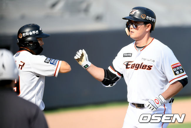 한화 이성열이 투런포를 날리고 이용규와 하이파이브를 하고있다./ksl0919@osen.co.kr