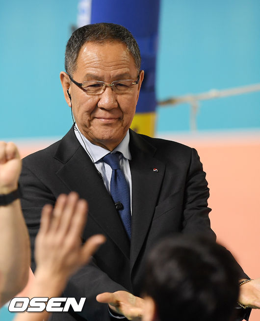 경기 전 대한항공 박기원 감독이 선수들과 하이파이브를 하고 있다/rumi@osen.co.kr