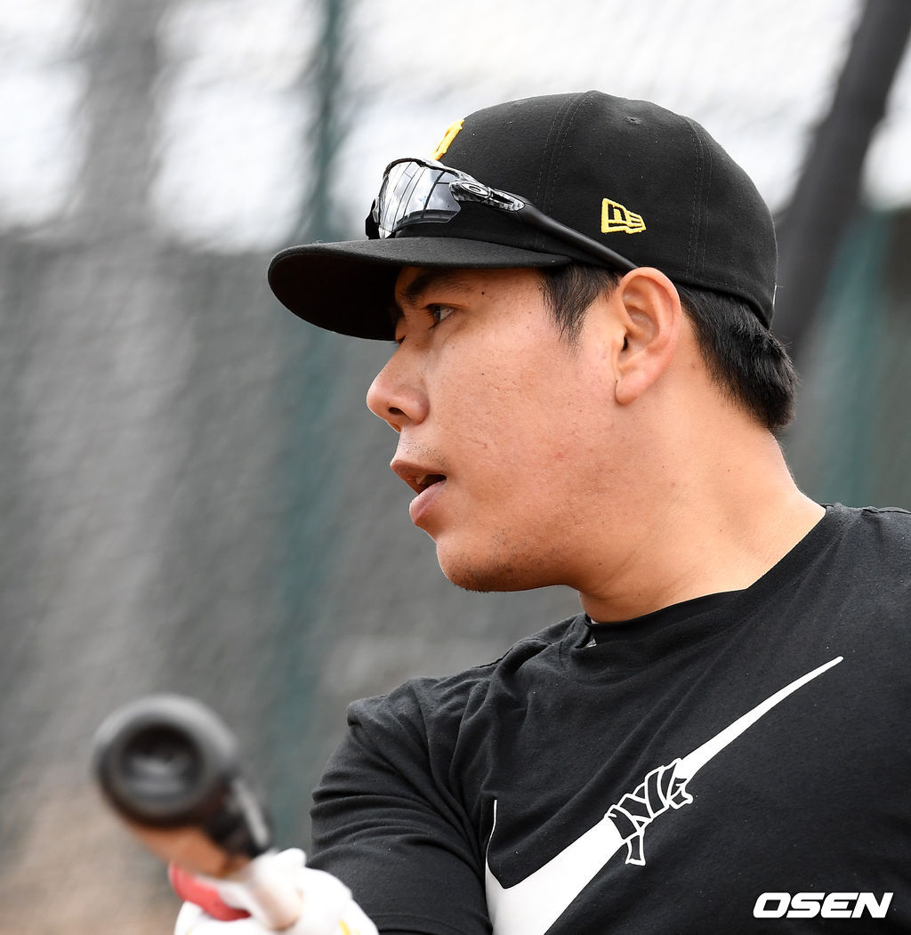 새로운 팀을 구하고 있는 강정호가 24일(한국시간) 미국 애리조나 투산 키노 스포츠콤플렉스에서 열린 KT 위즈 스프링캠프에 참가해 훈련을 하고 있다. /jpnews@osen.co.kr