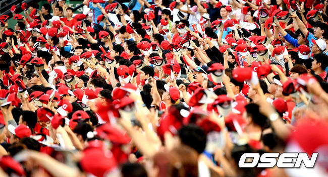 롯데 팬들이 붉은 모자를 흔들며 응원을 하고 있다. /dreamer@osen.co.kr
