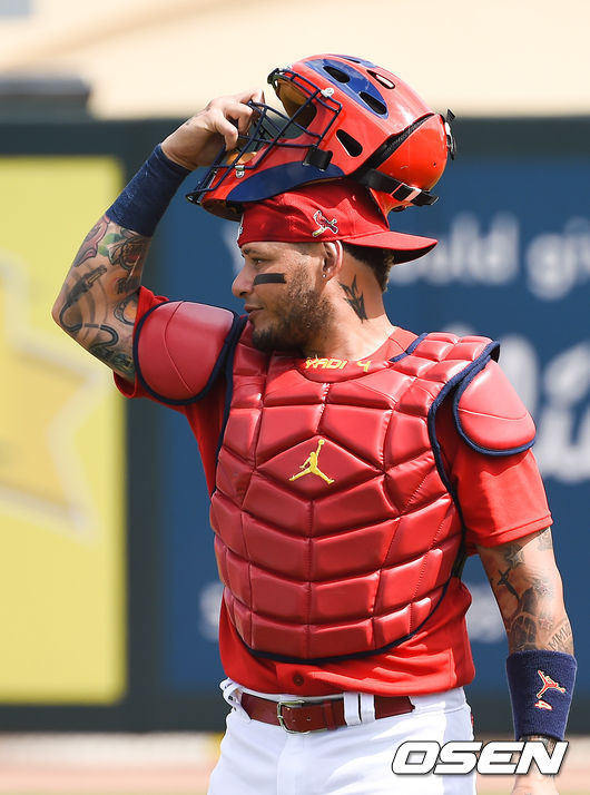 경기에 앞서 몰리나 포수가 포수마스크를 쓰고 있다. / soul1014@osen.co.kr