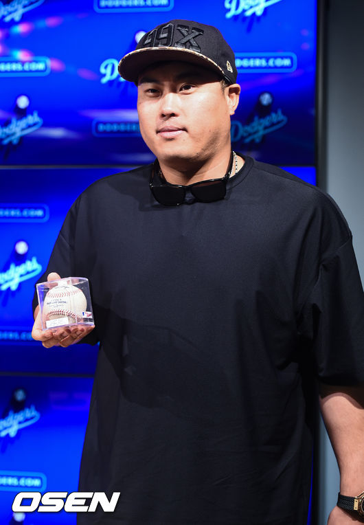 경기종료 후 인터뷰에서 류현진이 홈런볼을 가지고 포즈를 취하고 있다. / soul1014@osen.co.kr