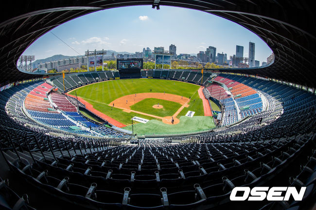 양팀 선수들이 관중석 없는 야구장에서 연습 경기를 펼치고 있다. /cej@osen.co.kr