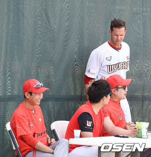 SK 염경엽 감독이 킹엄의 장난에 미소 짓고 있다. /  soul1014@osen.co.kr