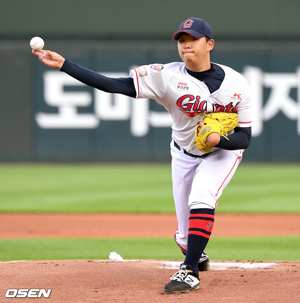 롯데 선발 서준원이 힘차게 공을 뿌리고 있다. /dreamer@osen.co.kr