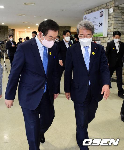 정운찬 KBO 총재와 박원순 서울시장이 야구장을 둘러보며 이야기를 나누고 있다. /jpnews@osen.co.kr