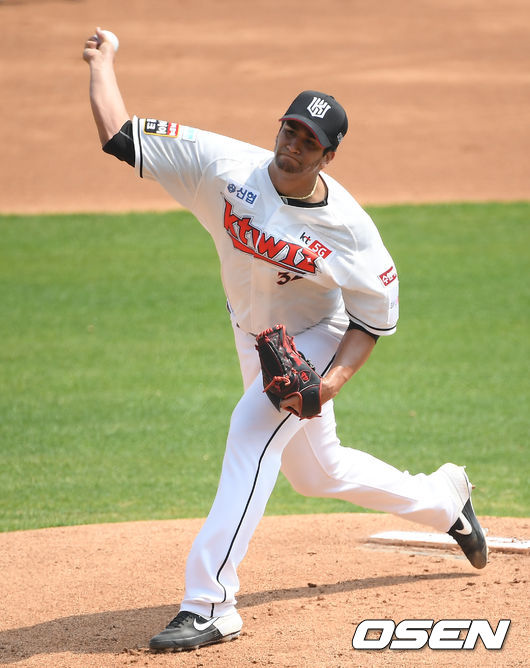 1회초 KT 선발투수 쿠에바스가 역투하고 있다.  /   soul1014@osen.co.kr