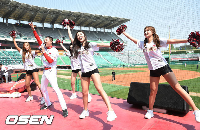 SK 치어리더들이 텅빈 관중석을 향해 열띤 율동을 펼치고 있다./rumi@osen.co.kr