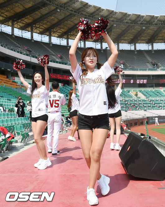 SK 치어리더들이 텅빈 관중석을 향해 열띤 율동을 펼치고 있다./rumi@osen.co.kr