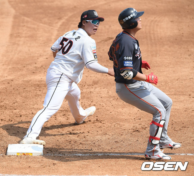 2회초 무사 2루 한화 정은원의 내야땅볼 박경수 2루수의 송구실책때 강백호 1루수가 공을 놓치고 있다. /   soul1014@osen.co.kr