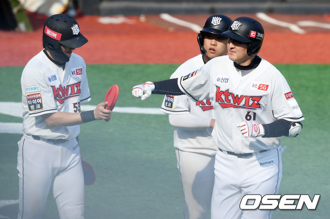 6회말 무사 1,2루 KT 유한준이 3점 홈런을 날리고 1루 주자 강백호, 2루 주자 김민혁과 하이파이브를 하고 있다. /   soul1014@osen.co.kr