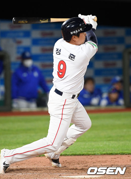  5회말 2사 주자 만루 롯데 정훈이 동점 2타점 적시타를 날리고 있다. / rumi@osen.co.kr