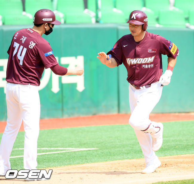 3회초 2사 키움 이택근이 좌월 솔로 홈런을 날린 후 그라운드를 돌고 있다./rumi@osen.co.kr
