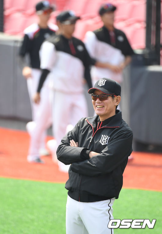 KT 이강철 감독이 선수들의 훈련을 지켜보며 미소짓고 있다. /youngrae@osen.co.kr