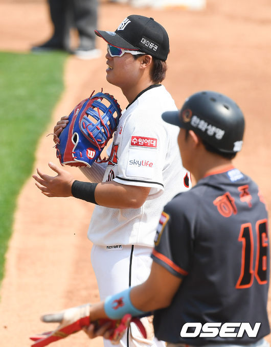 2회초 무사 2루 한화 정은원의 내야땅볼 박경수 2루수의 송구실책때 1루수 강백호가 아쉬워하며 미소 짓고 있다.  /   soul1014@osen.co.kr