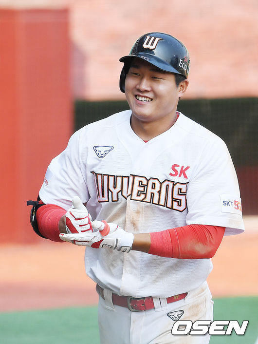 9회말 SK 선두타자 정진기가 키움 조상우를 상대로 솔로 홈런을 날린 후 홈을 밟고 있다./rumi@osen.co.kr