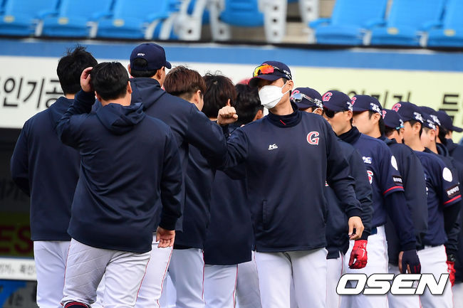 경기를 마치고 롯데 허문회 감독과 선수들이 승리를 기뻐하고 있다. /jpnews@osen.co.kr