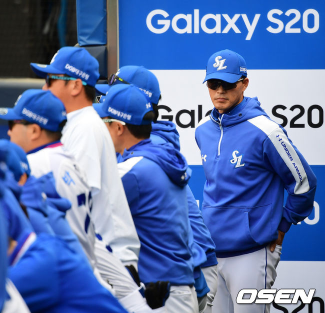 6회 삼성 허삼영 감독이 더그아웃에서 경기를 지켜보고 있다. /jpnews@osen.co.kr