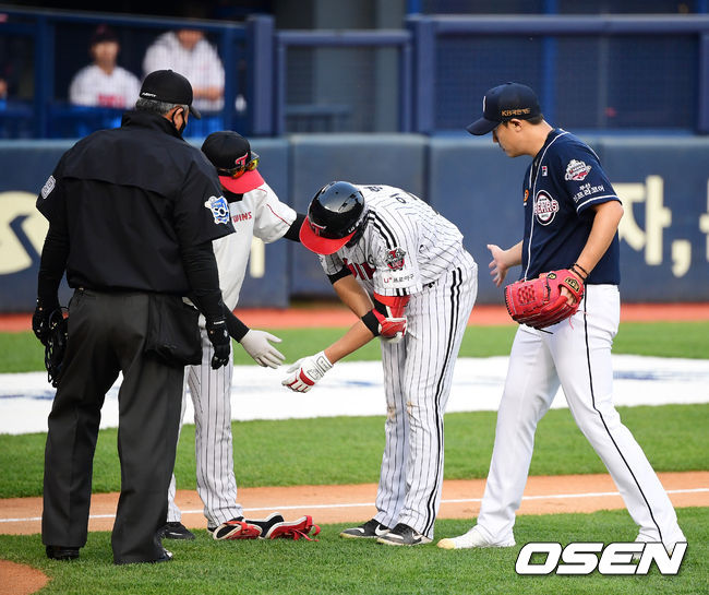 2회말 1사에서 두산 이용찬이 LG 이형종에 사구를 허용하며 미안함을 표시하고 있다. /jpnews@osen.co.kr