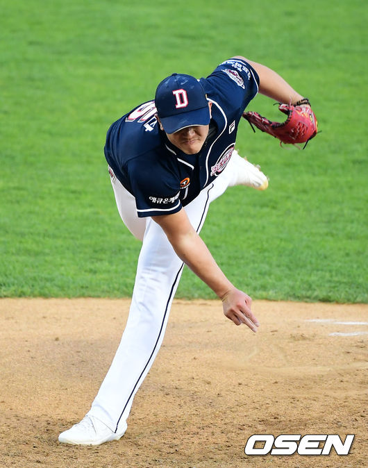 두산 이용찬이 역투하고 있다. /jpnews@osen.co.kr