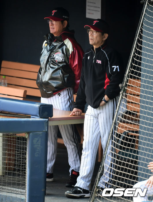 류중일 감독과 최일언 투수코치가 더그아웃에서 경기를 지켜보고 있다. /jpnews@osen.co.kr