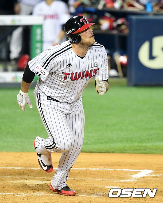 5회말 2사 만루에서 LG 라모스가 싹쓸이 역전 적시 2루타를 날리고 타구를 바라보고 있다. /jpnews@osen.co.kr