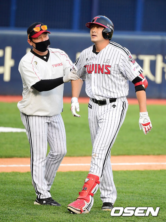 2회말 1사에서LG 이형종이 두산 이용찬의 사구에 괴로워하고 있다. /jpnews@osen.co.kr