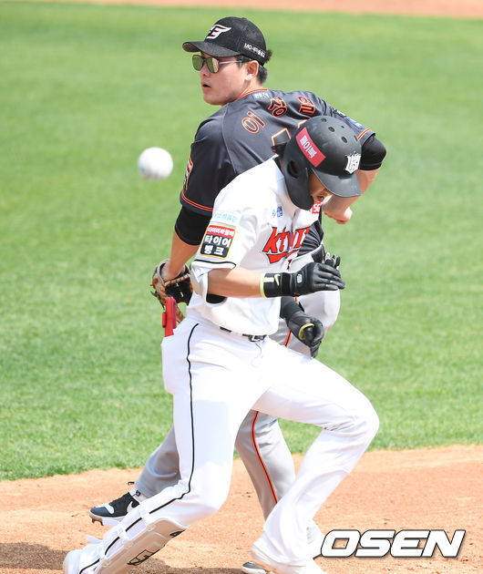 1회말 무사 2루 KT 김민혁의 내야땅볼 하주석의 송구실책때 이성열 1루수가 공을 놓치고 있다. /   soul1014@osen.co.kr