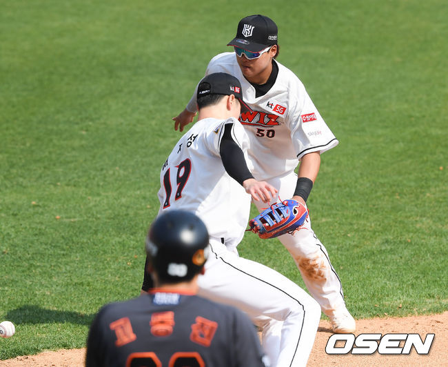 5회초 1사 1루 송광민의 내야땅볼때 강백호 1루수가 공을 놓치며 실책하고 있다.  /   soul1014@osen.co.kr