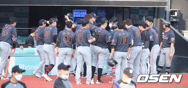 경기종료 후 한화 선수들이 아쉬워하고 있다.  /   soul1014@osen.co.kr