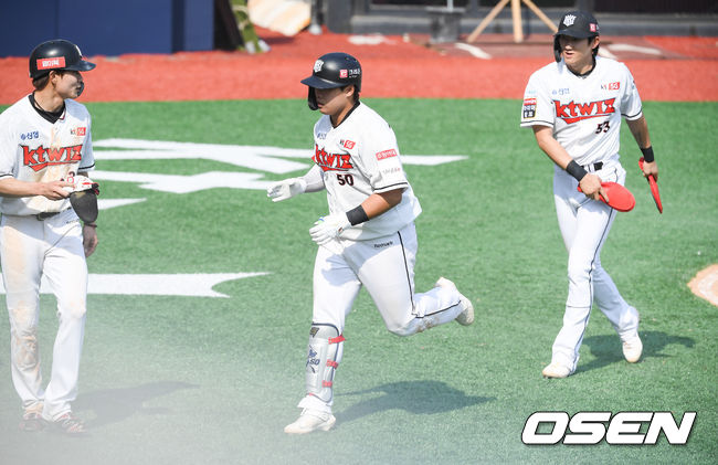 5회말 무사 1,2루 KT 강백호가 역전 3점 홈런을 날리고 베이스를 돌고 있다. /   soul1014@osen.co.kr