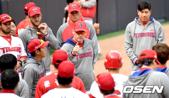 경기후 선수들과 미팅을 갖고 있는 KIA타이거즈 맷 윌리엄스 감독./OSEN DB