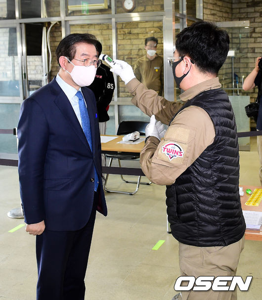 박원순 서울시장이 출입구에서 발열체크를 하고 있다. /jpnews@osen.co.kr