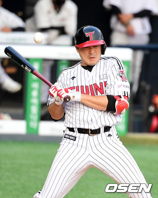 2회말 1사에서 LG 이형종이 두산 이용찬이 던진 공에 맞고 놀라고 있다. /jpnews@osen.co.kr