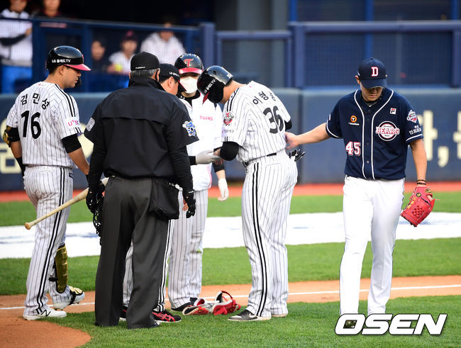 2회말 1사에서 두산 이용찬이 LG 이형종에 사구를 허용하며 미안함을 표시하고 있다. /jpnews@osen.co.kr