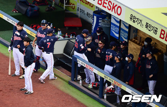 6회 수비를 마친 롯데 선수들이 팔꿈치 하이파이브를 하고 있다. /jpnews@osen.co.kr