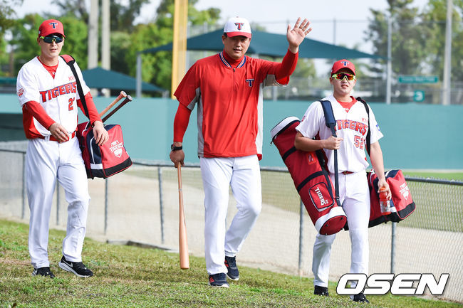 KIA 최희섭 코치가 취재진 향해 손인사를 하고있다.  / soul1014@osen.co.kr