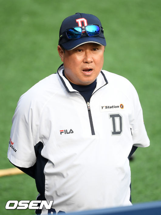 경기를 마치고 두산 김태형 감독이 그라운드로 나오고 있다. /rumi@osen.co.kr