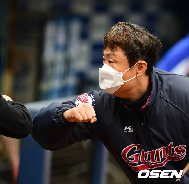 경기에 앞서 롯데 허문회 감독이 관계자와 인사를 나누고 있다. /jpnews@osen.co.kr