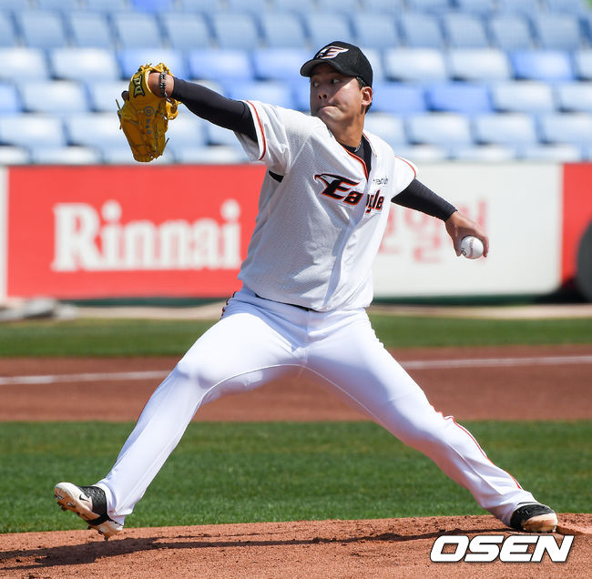 1회초 청팀 선발투수 임준섭이 역투하고 있다. /  soul1014@osen.co.kr