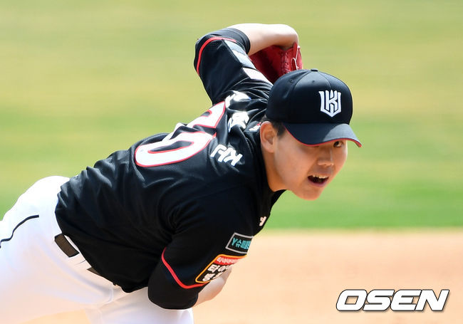 28일 오후 경기도 수원 KT위즈파크에서 kt wiz 선수단의 자체 청백전이 진행됐다.1회말 무사에서 청팀 선발투수 소형준이 역투하고 있다. / sunday@osen.co.kr