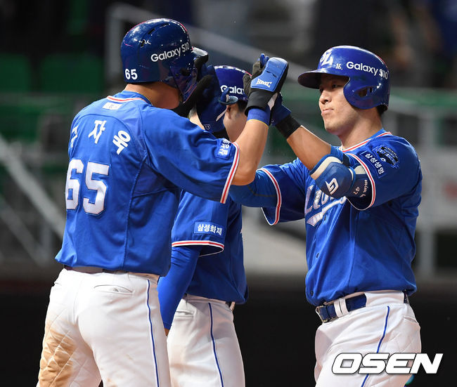 구자욱과 하이파이브하는 강민호 /sunday@osen.co.kr