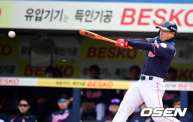 1회초 1사에서 롯데 손아섭이 중전안타를 날리고 있다. /jpnews@osen.co.kr