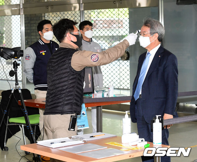 1일 오후 서울 잠실야구장에서 ‘서울특별시-KBO(한국야구위원회) 코로나19에 대응 안전한 프로야구 운영을 위한 업무협약식’이 진행됐다.정운찬 KBO 총재가 출입구에서 발열체크를 하고 있다. /jpnews@osen.co.kr