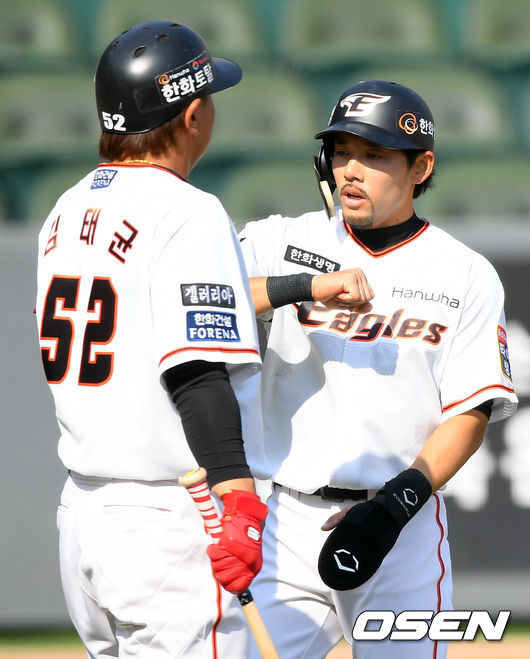29일 오후 대전 한화생명이글스파크에서 한화 이글스와 LG 트윈스의 연습경기가 열렸다.6회말 2사 1루 상황, 한화 이성열의 투런포로 1루 주자 이용규가 홈인하고 김태균과 하이파이브를 하고있다./ksl0919@osen.co.kr