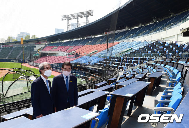 정운찬 KBO 총재와 박원순 서울시장이 야구장을 둘러보며 이야기를 나누고 있다. /jpnews@osen.co.kr