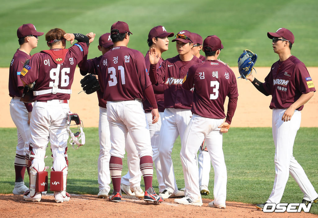 경기를 마치고 키움 선수들이 마운드 근처에 모여서 하이파이브를 하고 있다./rumi@osen.co.kr